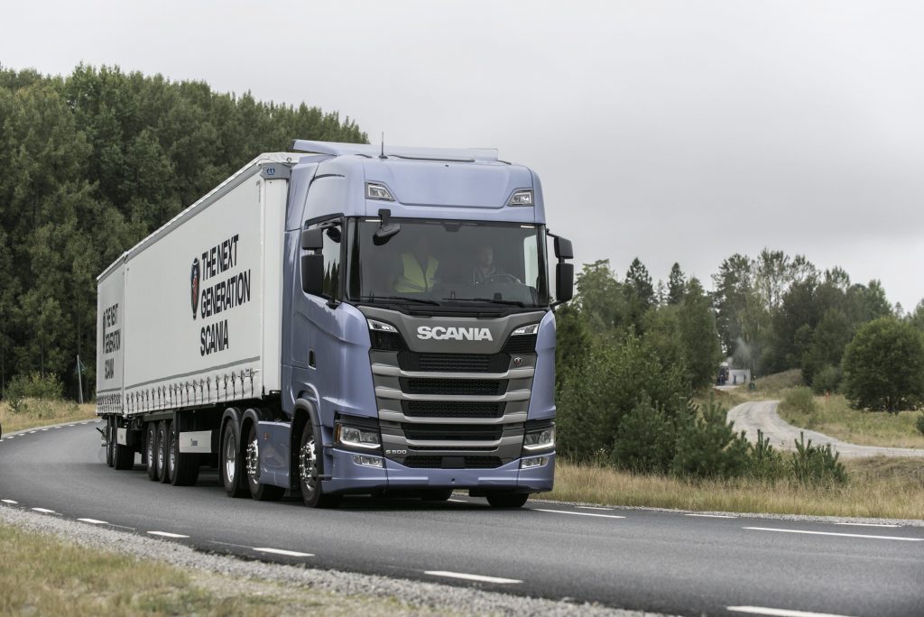 Press test and drive, Next Generation Scania Scania S 500 6x2 twin-steer, Highline with curtainside semitrailer and centre axle trailer Södertälje, Sweden Photo: Kjell Olausson 2016