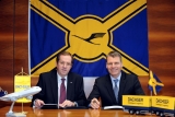 Thomas Reuter, Dyrektor Zarządzający Dachser Air & Sea Logistics i dr Andreas Otto, członek zarządu Lufthansa Cargo podczas podpisania porozumienia.