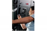Klimatyzatorem postojowym można sterować ręcznie lub za pomocą pilota.