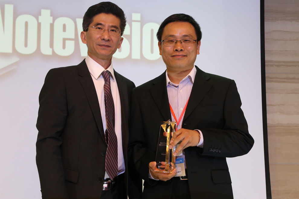 Steven Guo (po prawej), Lider WABCO China Aftermarket przyjmuje od prezesa Duxes, James’a Zhu (po lewej), w imieniu WABCO Reman Solutions nagrodę Najpopularniejszej Firmy Technologii Regeneracji.