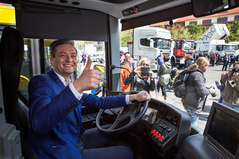 Prezydent Słupska, Robert Biedroń, za kierownicą autobusu