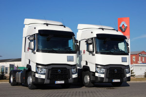 Dwa ciągniki siodłowe Renault Trucks T460 wydane klientowi