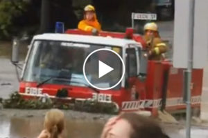 Ten wóz strażacki nie boi się wody!