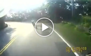 Zderzenie rowerzysty z ciężarówką – video dla ludzi o mocnych nerwach
