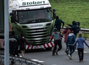 Imigranci wrzucają bele pod koła ciężarówek w Calais [Wideo]