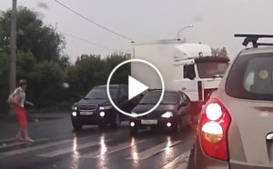 Ciężarówka z impetem wpada na pasy – scena jak z filmu grozy