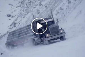 Bokiem po śniegu, czyli ekstremalna jazda ciężarówką [Film]