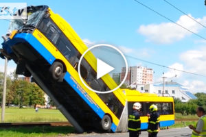 Trolejbus stanął niemal pionowo po wypadku w Czechach