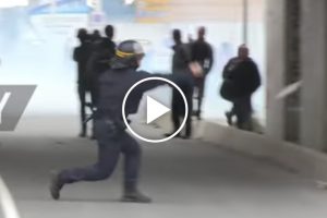 Francuska policja zaczyna radzić sobie z imigrantami? Użycie gazu łzawiącego.