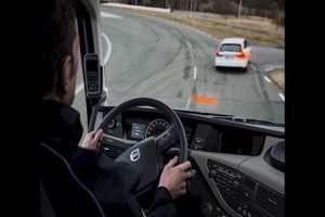 Kierowca naciska pedał, a system robi resztę. Złożoność współczesnych układów bezpieczeństwa.