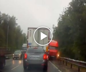 Ciężarowy test drogowej bariery ochronnej