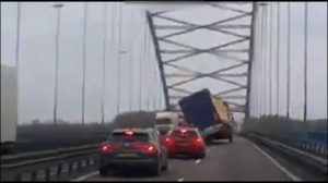 Orkan Fryderyka przewraca ciężarówkę