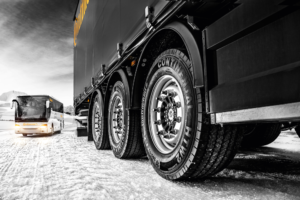 Zimowe wyposażenie ciężarówki w różnych krajach – aktualne przepisy