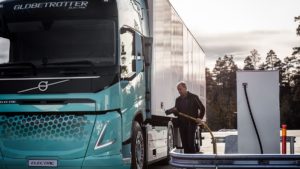 Producenci ciężarówek przygotowani na szybszą elektryfikację transportu. Jest jednak jeden poważny brak.