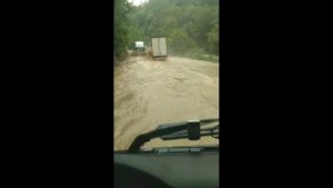 Powodziowa przeprawa ciężarówek – [film]
