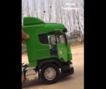 Ciężarówka zmniejszona do skali zabawki [FILM]
