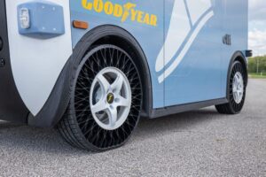 Pierwsze niepneumatyczne opony Goodyear w autonomicznych pojazdach wahadłowych