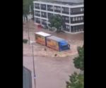 Ciężarówka jechała przez zalane ulice