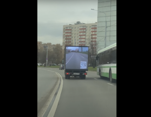 Bus z ekranem pokazującym drogę
