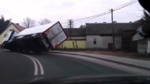 Ciężarówka przewraca się na zakręcie