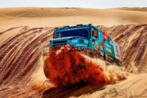 Dwie ciężarówki PETRONAS Team De Rooy IVECO w dziesiątce przez pierwszą połowę rajdu Dakar 2022