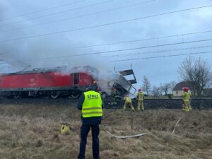 Ciężarówka zderzyła się z pociągiem
