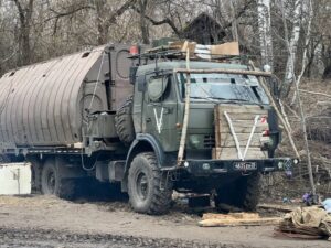 Rosyjskie ciężarówki opancerzone… brzozami