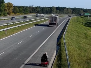 Pijany kierowca na wózku elektrycznym [FILM]