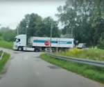 Wypadek ciężarówki na przejeździe kolejowym