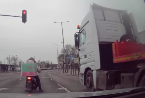 Miły gest truckera wobec dostawcy na skuterze
