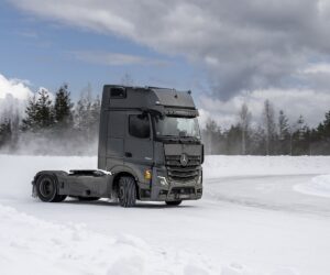 Mróz nie straszny elektrycznym ciężarówkom? Mercedes-Benz przeprowadził testy w Finlandii.