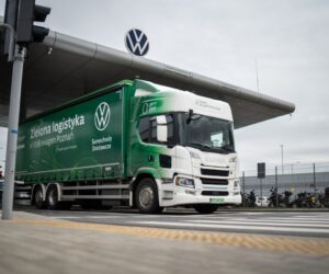 Pierwsza całkowicie elektryczna Scania dostarcza części do VW Poznań