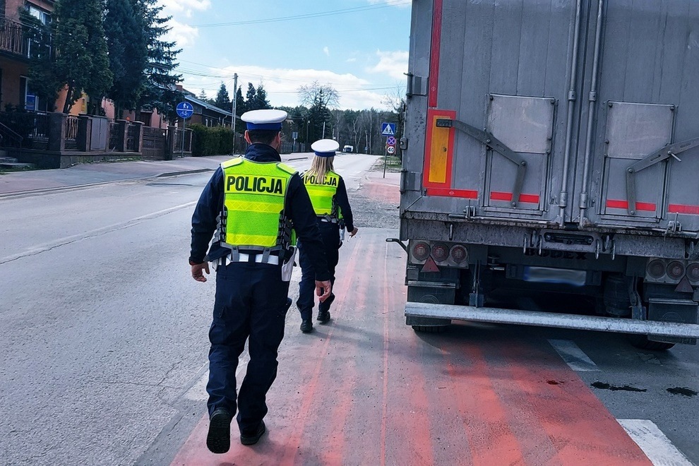 Policja kontroluje ciężarówkę