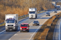 Samochody jadące autostradą
