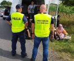 18 imigrantów w busie – wpadka przez kolizję z BMW