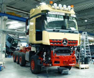 1000-tonowa ciężarówka Mercedes-Benz została przekazana klientowi – jak ją zbudowano?
