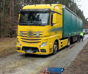 Niemiecka ciężarówka jechała bez ważnego przeglądu i z serią naruszeń czasu pracy kierowcy.
