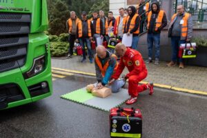 Kierowcy ciężarówek w roli ratowników – wystartował cykl szkoleń