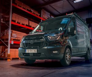 Ford Transit z ciekawą zabudową. Pełni funkcję mobilnego warsztatu.