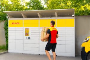 DHL eCommerce przejmie APM Solutions. Rozbudowa sieci automatów paczkowych w Polsce.