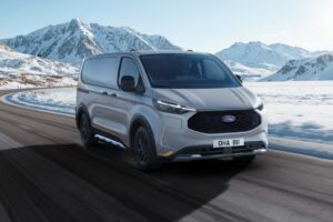 Ford E-Transit Custom z nowym napędem AWD. System z dwoma silnikami elektrycznymi.