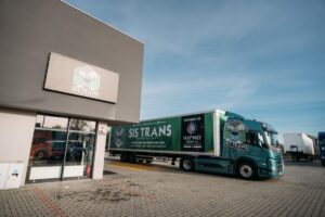 Duże zamówienie SIS Sp. z o.o. Firma decyduje się na 150 przyczep od Wielton S.A.