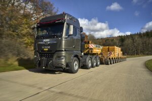 MAN wprowadza do oferty seryjnej 250-tonowy ciągnik siodłowy.  To nowy flagowy „król Lew”.