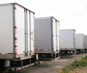 Liczba zleceń rośnie a pieniędzy wciąż brak. Skąd wynikają trudności branży transportowej?