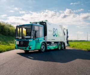 Pojazd ciężarowy z recyklingu w wykonaniu Mercedesa