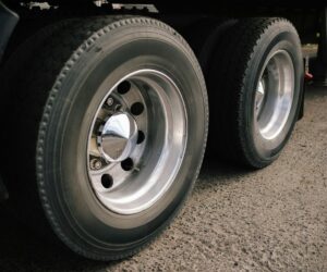 Ciężarówki i autokary biorą udział w 10% wypadków. Czy opony mogą tę statystykę poprawić?