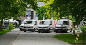 Poczta Polska odbiera nowe bankowozy. Pierwsze MAN TGE z floty dwustu trzydziestu zamówionych pojazdów.