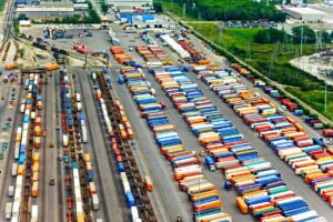 Przyszłość transportu intermodalnego w Polsce – czy kolej przejmie ładunki z dróg?